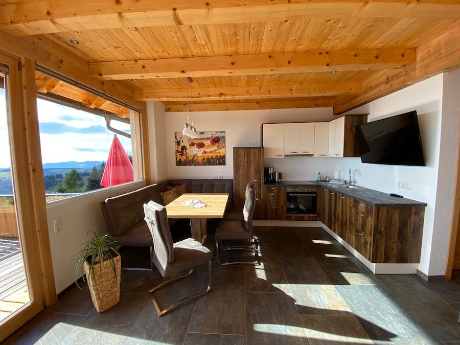 Ferienhaus mit voll ausgestatteter Küche mit Geschirrspüler und Kaminofen für einen gemütlichen Hüttenurlaub in Kärnten