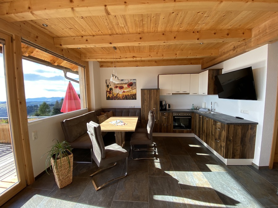 Ferienhaus mit voll ausgestatteter Küche mit Geschirrspüler und Kaminofen für einen gemütlichen Hüttenurlaub in Kärnten