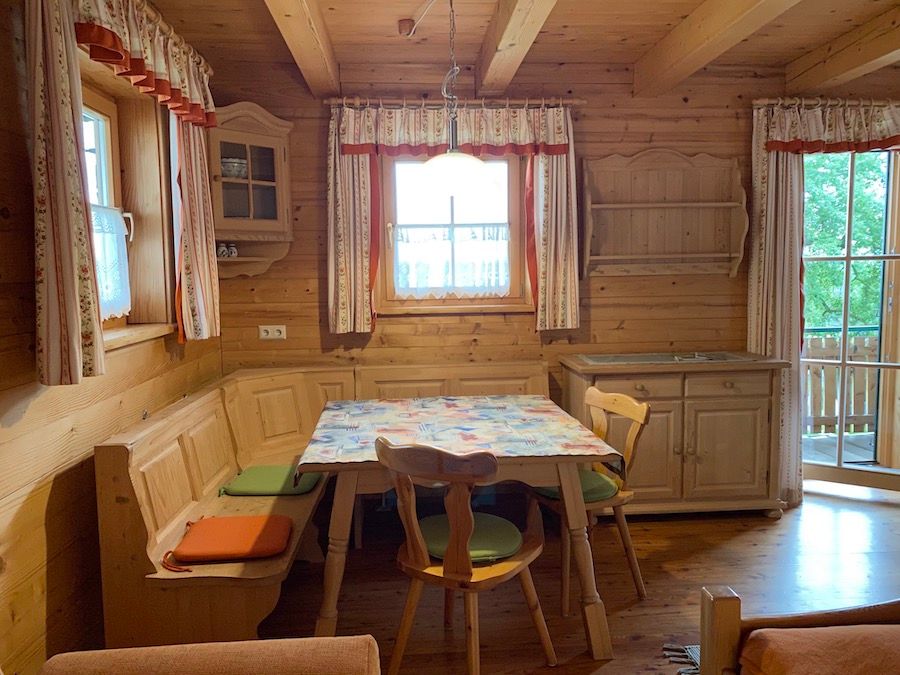 Gemütliche Sitzecke im Chalet Kärnten für einen urigen Hüttenurlaub