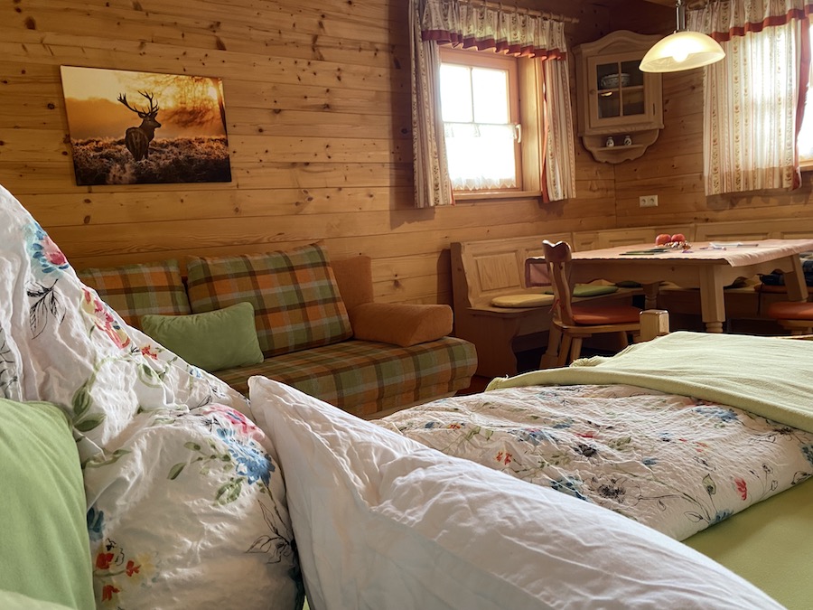Wohnschlafraum für die Eltern, grosses Urlaubszimmer mit Terrasse, der exklusive Hüttenurlaub