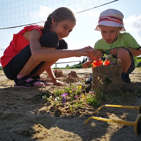 Strandurlaub am Berg in Kärnten, Sandburg bauen mit Beachsand